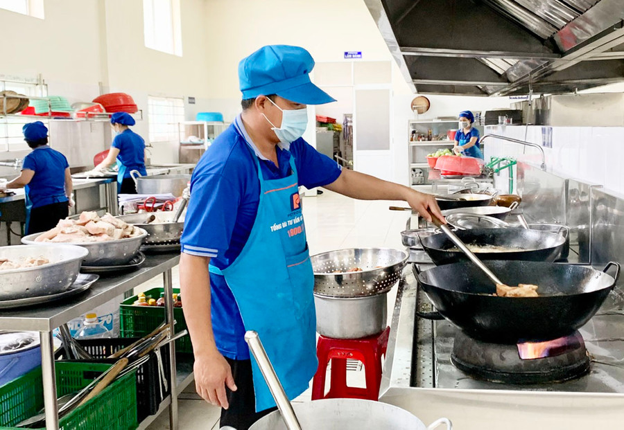 Trường Tiểu học, THCS và THPT Sao Việt (TP. Pleiku) là một trong những đơn vị thực hiện mô hình điểm về bếp ăn tập thể trường học. Ảnh: N.Y