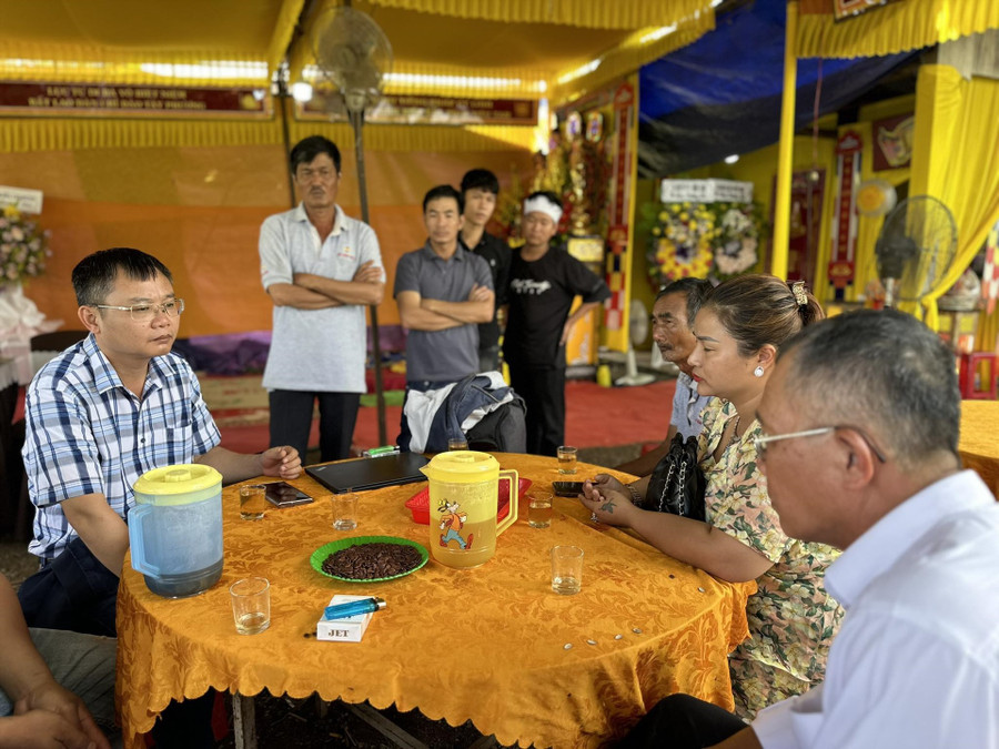 Người nhà chị Nguyễn Thị H trao đổi với phóng viên về hoàn cảnh và nỗi mất mát quá lớn của gia đình. Ảnh: Bảo Trung