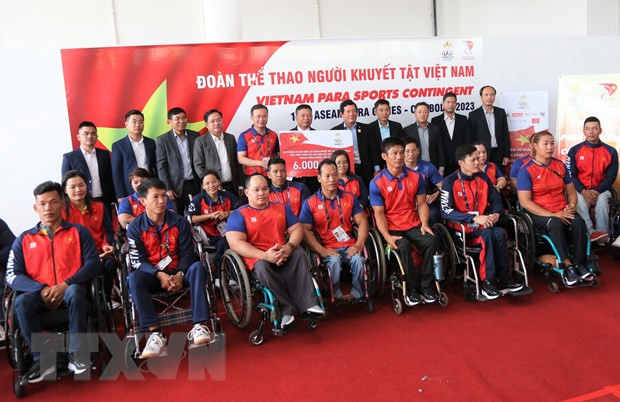 Đại diện các cơ quan, doanh nghiệp và các huấn luyện viên, vận động viên tham gia buổi gặp mặt chụp ảnh lưu niệm. (Ảnh: Hoàng Minh/TTXVN)