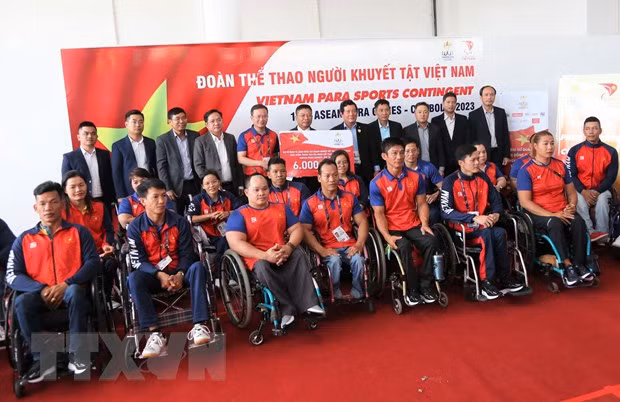 Đại diện các cơ quan, doanh nghiệp và các huấn luyện viên, vận động viên tham gia buổi gặp mặt chụp ảnh lưu niệm. (Ảnh: Hoàng Minh/TTXVN)