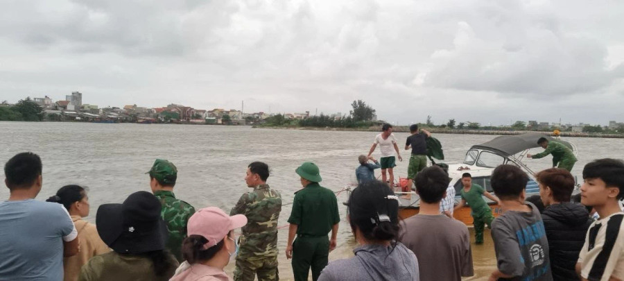 Lực lượng chức năng tổ chức tìm kiếm 2 em học sinh lớp 7 bị đuối nước. Ảnh: C.T.V