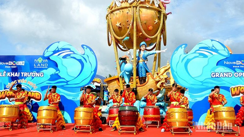 Biểu diễn trống chào mừng khai trương Công viên nước Wonderland Water Park Biểu diễn trống chào mừng khai trương Công viên nước Wonderland Water Park