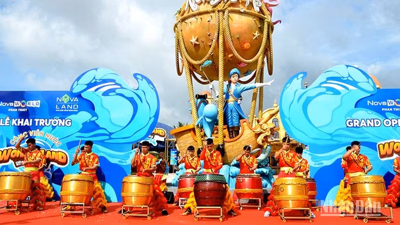 Biểu diễn trống chào mừng khai trương Công viên nước Wonderland Water Park