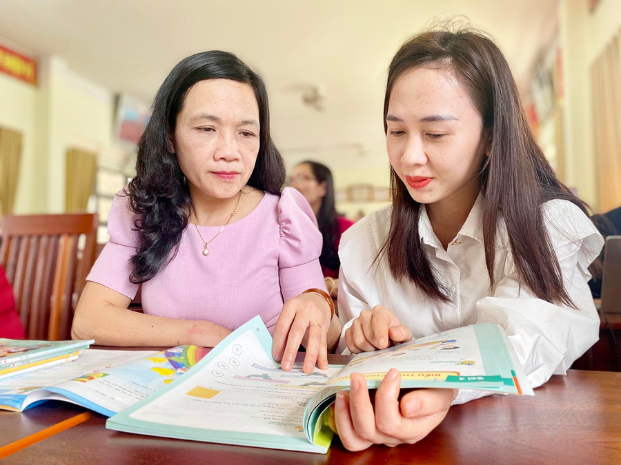 Hội thảo là dịp để giáo viên tiếp cận và hiểu rõ hơn về SGK mới, từ đó đưa ra đề xuất lựa chọn sách phù hợp cho năm học 2023-2024. Ảnh: Mộc Trà Hội thảo là dịp để giáo viên tiếp cận và hiểu rõ hơn về SGK mới, từ đó đưa ra đề xuất lựa chọn sách phù hợp cho năm học 2023-2024. Ảnh: Mộc Trà