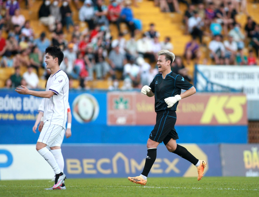 Những nụ cười xuất hiện khắp trận đấu đặc biệt này. Ảnh Khang Nguyên Những nụ cười xuất hiện khắp trận đấu đặc biệt này. Ảnh Khang Nguyên