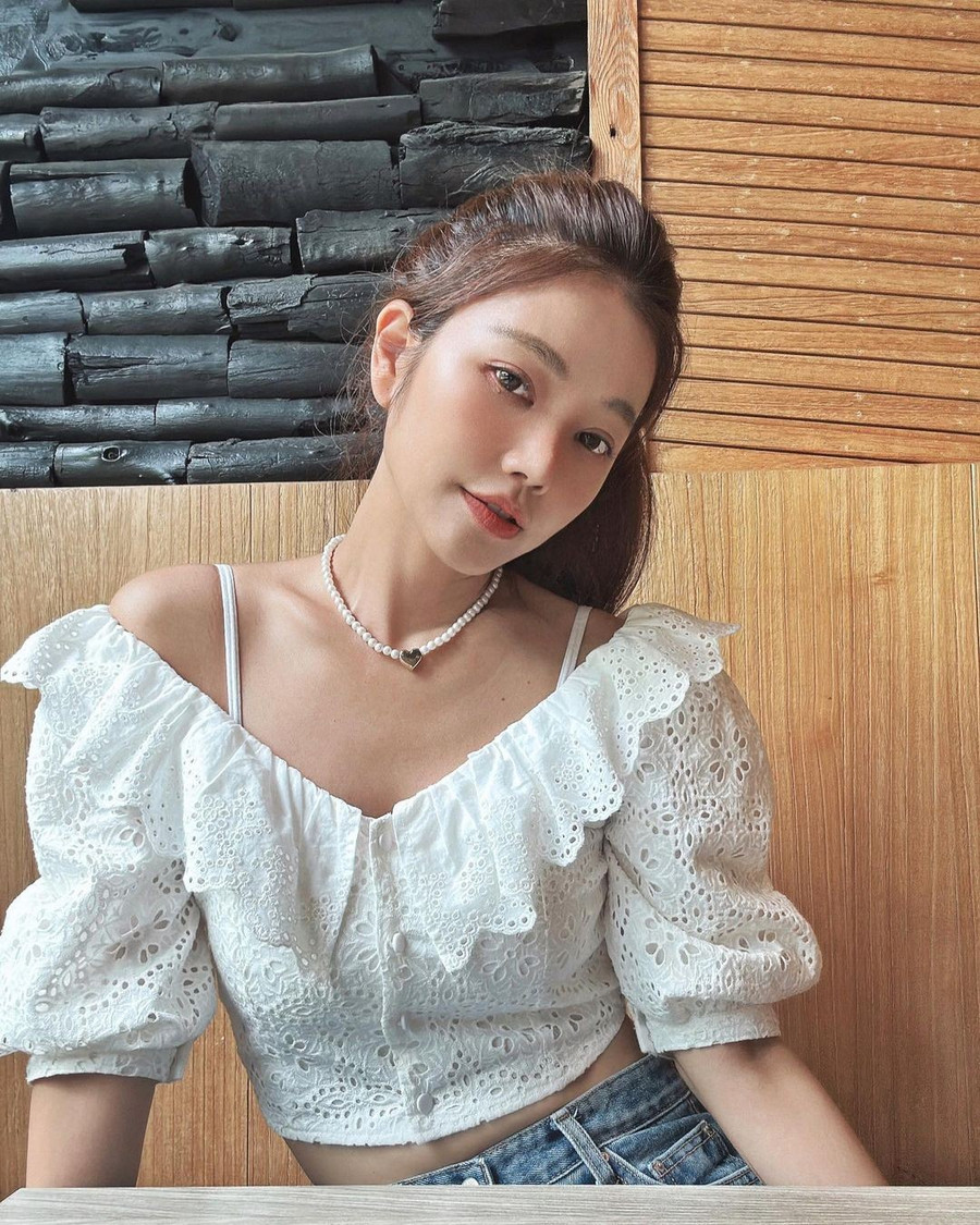 Lure Hsu là cái tên có tiếng ở Đài Loan (Trung Quốc). Cô làm nghề thiết kế thời trang nhưng lại được biết đến nhiều nhờ ngoại hình không tuổi. Nếu chỉ nhìn ảnh, nhiều người nghĩ cô đang ở độ tuổi đôi mươi. Tuy nhiên, cô đã bước sang tuổi 48 vào tháng 8.