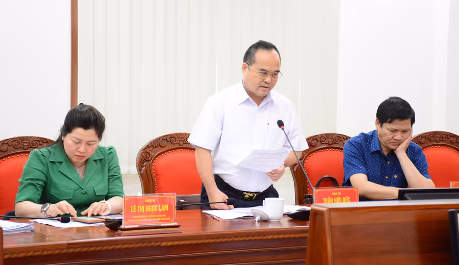 Ông Trần Hữu Đức-Chánh Thanh tra tỉnh thông tin về kết quả công tác thanh tra 6 tháng đầu năm 2023 tại các cơ quan, đơn vị, địa phương. Ảnh: Minh Nguyễn