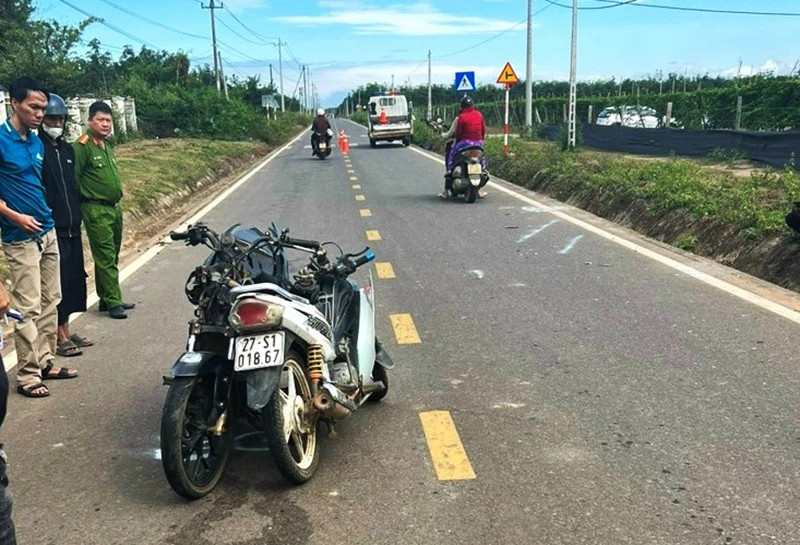 Công an thành phố Kon Tum dựng lại hiện trường vụ tai nạn.