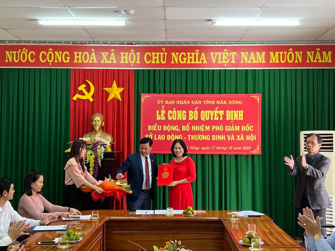 Cho thôi việc phó giám đốc sở xin nghỉ hưu ngay tại lễ bổ nhiệm - Ảnh 1. Bà Nguyễn Thị Thanh Hương tại buổi lễ bổ nhiệm Phó Giám đốc Sở LĐ-TB-XH tỉnh Đắk Nông