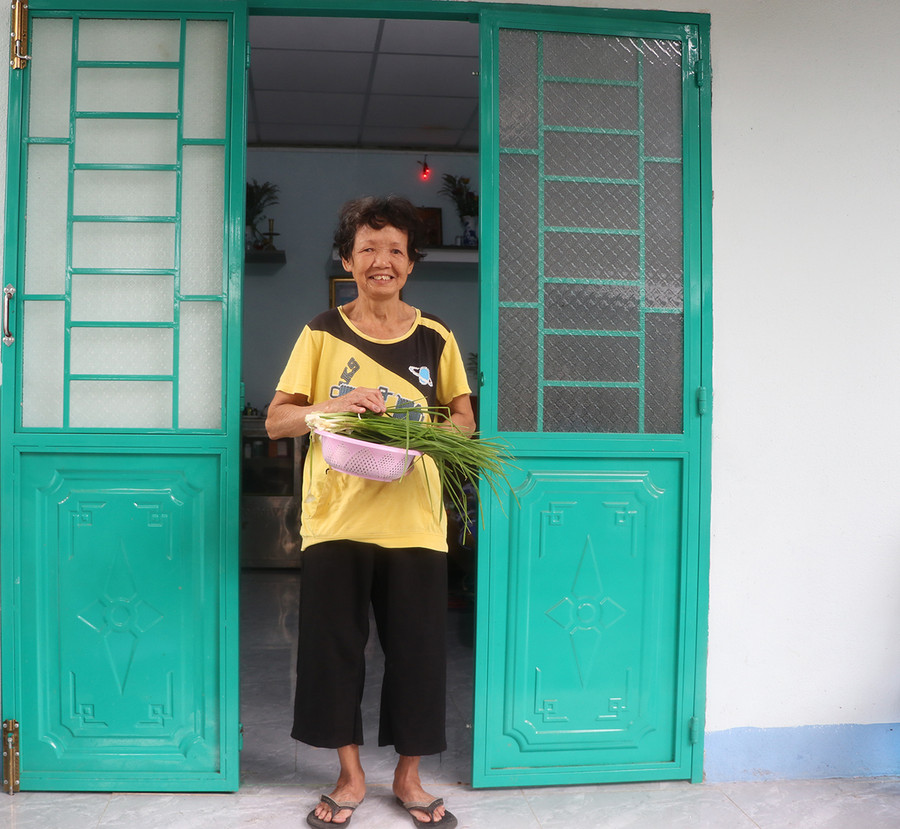 Sau khi được hỗ trợ kinh phí sửa chữa nhà ở, gia đình bà Hồ Thị Thảo (tổ 14, phường An Phú) ổn định cuộc sống, vươn lên thoát nghèo. Ảnh: N.M