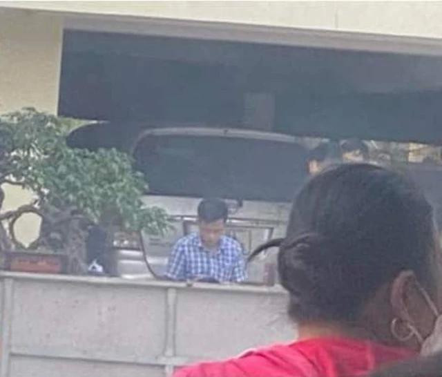 Lực lượng chức năng đang tiến hành khám nghiệm hiện trường việc ông V. tử vong khi rơi từ tầng 3 Chi cục An toàn VSTP tỉnh Hưng Yên. Ảnh: C.T.V Lực lượng chức năng đang tiến hành khám nghiệm hiện trường việc ông V. tử vong khi rơi từ tầng 3 Chi cục An toàn VSTP tỉnh Hưng Yên. Ảnh: C.T.V