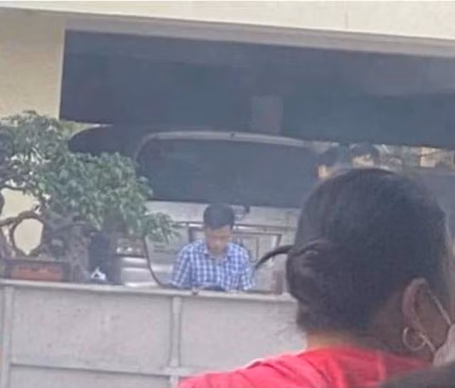 Lực lượng chức năng đang tiến hành khám nghiệm hiện trường việc ông V. tử vong khi rơi từ tầng 3 Chi cục An toàn VSTP tỉnh Hưng Yên. Ảnh: C.T.V