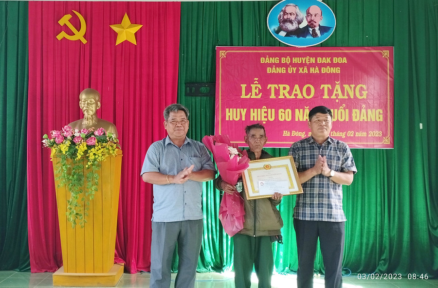 Chủ tịch Ủy ban MTTQ Việt Nam tỉnh Hồ Văn Điềm (bìa trái) tặng hoa và quà chúc mừng đảng viên nhận Huy hiệu 60 năm tuổi Đảng. Ảnh: Lê Đại Chủ tịch Ủy ban MTTQ Việt Nam tỉnh Hồ Văn Điềm (bìa trái) tặng hoa và quà chúc mừng đảng viên nhận Huy hiệu 60 năm tuổi Đảng. Ảnh: Lê Đại