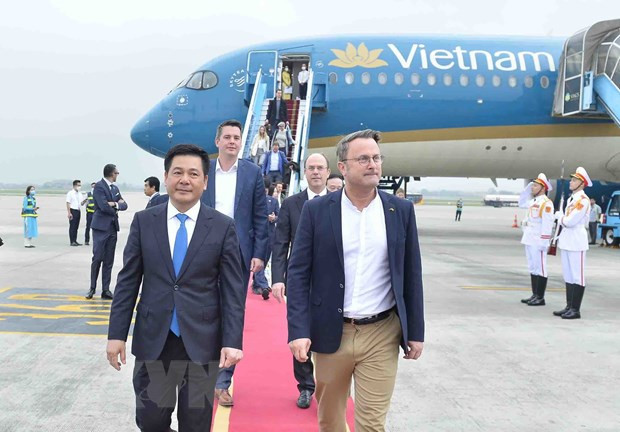 Bộ trưởng Bộ Công Thương Nguyễn Hồng Diên đón Thủ tướng Đại Công quốc Luxembourg Xavier Bettel tại Sân bay Quốc tế Nội Bài, Hà Nội. (Ảnh: Minh Đức/TTXVN) Bộ trưởng Bộ Công Thương Nguyễn Hồng Diên đón Thủ tướng Đại Công quốc Luxembourg Xavier Bettel tại Sân bay Quốc tế Nội Bài, Hà Nội. (Ảnh: Minh Đức/TTXVN)