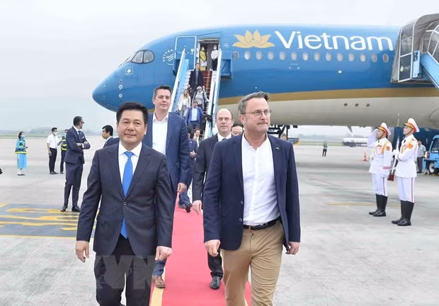 Bộ trưởng Bộ Công Thương Nguyễn Hồng Diên đón Thủ tướng Đại Công quốc Luxembourg Xavier Bettel tại Sân bay Quốc tế Nội Bài, Hà Nội. (Ảnh: Minh Đức/TTXVN)