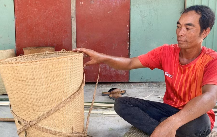 Ông Đinh Alêng lưu giữ nghề đan lát truyền thống của dân tộc. Ảnh: R'Ô PRIN