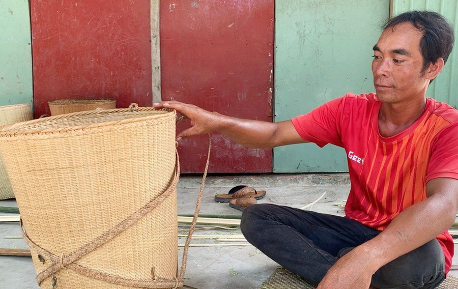 Ông Đinh Alêng lưu giữ nghề đan lát truyền thống của dân tộc. Ảnh: R&apos;Ô PRIN