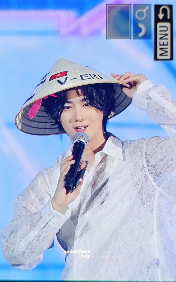 Anh đội nón lá do người hâm mộ chuẩn bị