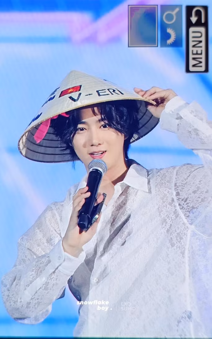 Anh đội nón lá do người hâm mộ chuẩn bị