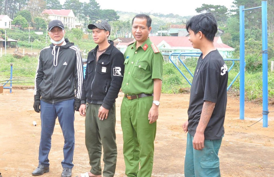 Cán bộ Công an xã Đăk Rong tuyên truyền pháp luật cho thanh-thiếu niên. Ảnh: R.H Cán bộ Công an xã Đăk Rong tuyên truyền pháp luật cho thanh-thiếu niên. Ảnh: R.H