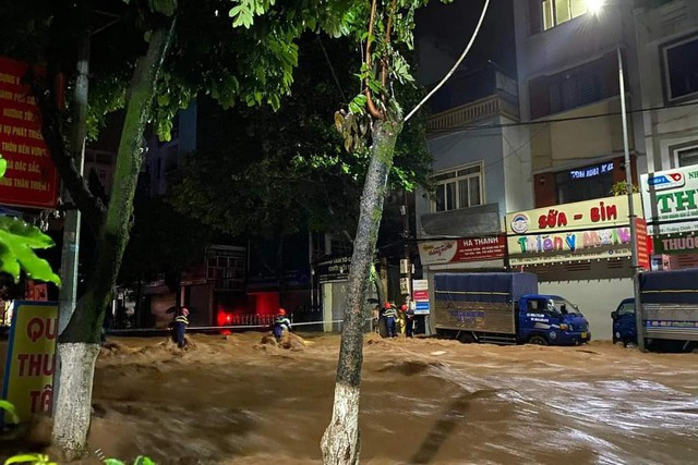 Nước lũ đổ về cuồn cuộn khiến nhiều tuyến đường ở TP Sơn La ngập sâu. Ảnh: Facebook