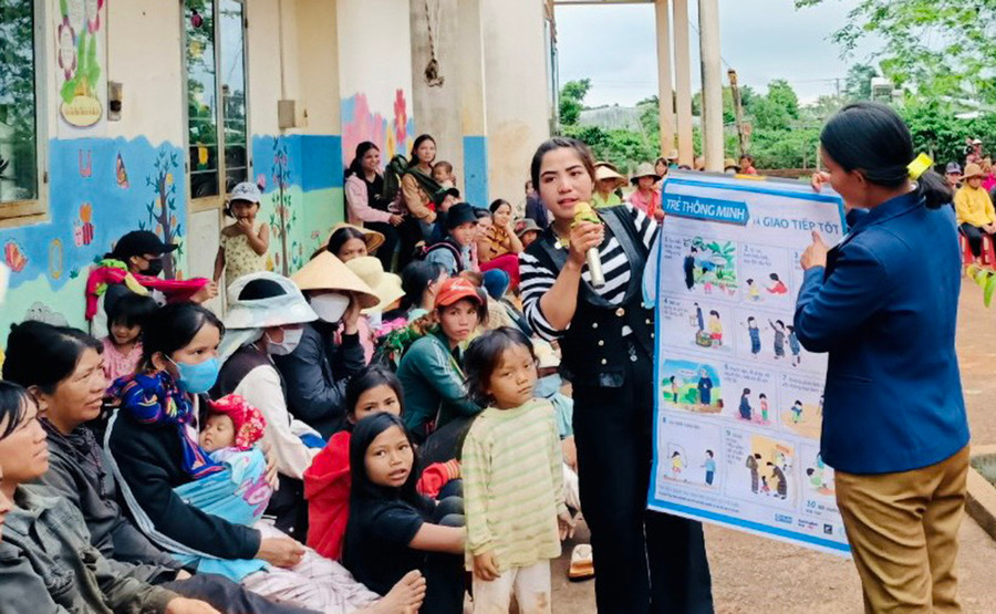 Chị Siu Phớt (thứ 2 từ phải sang) năng nổ, nhiệt huyết trong công tác Hội phụ nữ ở địa phương, xứng đáng là Chi hội trưởng hai giỏi. Ảnh: Mai Ka Chị Siu Phớt (thứ 2 từ phải sang) năng nổ, nhiệt huyết trong công tác Hội phụ nữ ở địa phương, xứng đáng là Chi hội trưởng hai giỏi. Ảnh: Mai Ka