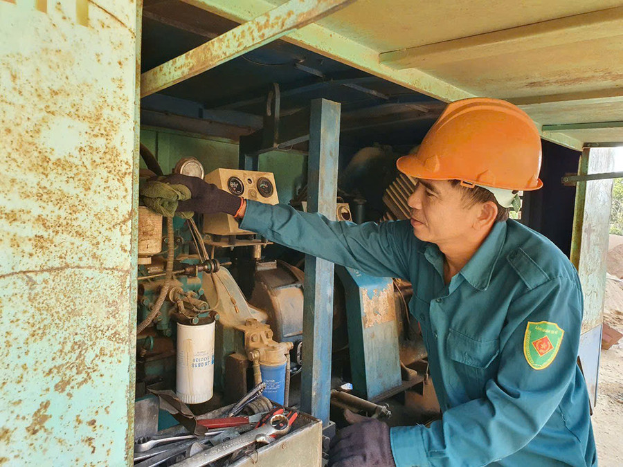 Kiểm tra máy móc, trang thiết bị sẵn sàng thực hiện nhiệm vụ. Ảnh: V.H