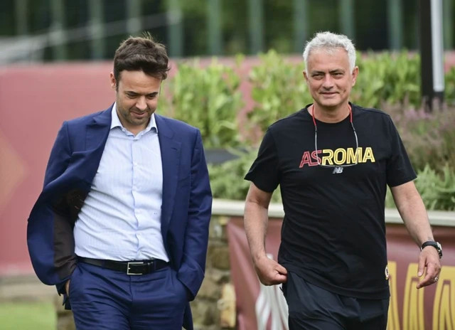 HLV Mourinho (phải) và ông Tiago Pinto. Ảnh: AFP