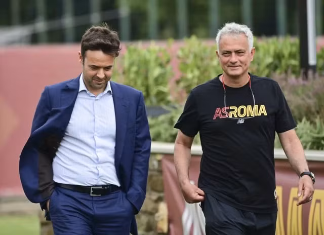 HLV Mourinho (phải) và ông Tiago Pinto. Ảnh: AFP