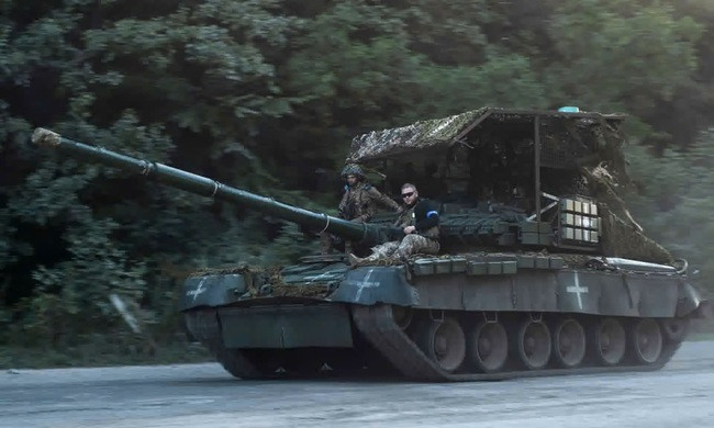 Xe tăng của quân đội Ukraine ở vùng Sumy, giáp biên giới Nga hôm 17-8. Ảnh: EPA