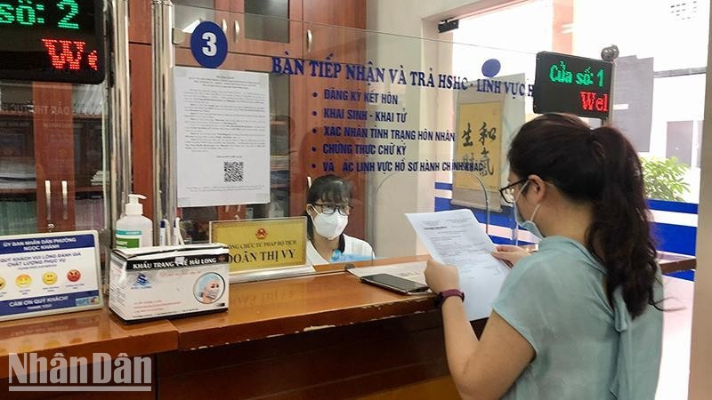 Thực hiện thủ tục hành chính tại Ủy ban nhân dân phường Ngọc Khánh, quận Ba Đình, Hà Nội. (Ảnh: nhandan.vn)