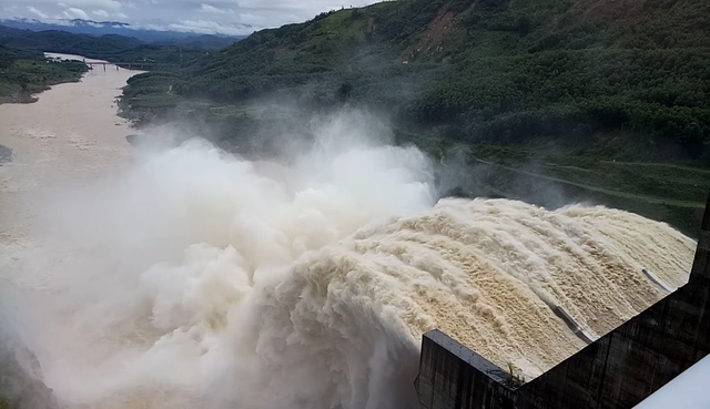 Các chủ đập thủy điện đảm bảo an toàn cho người dân vùng hạ du khi xả lũ khẩn cấp Các chủ đập thủy điện đảm bảo an toàn cho người dân vùng hạ du khi xả lũ khẩn cấp