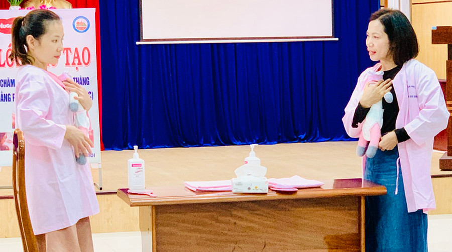 Trung tâm Kiểm soát bệnh tật tỉnh phối hợp với Bệnh viện Nhi Gia Lai tổ chức lớp đào tạo chăm sóc trẻ sinh non tháng bằng phương pháp Kangaroo. Ảnh: Như Nguyện