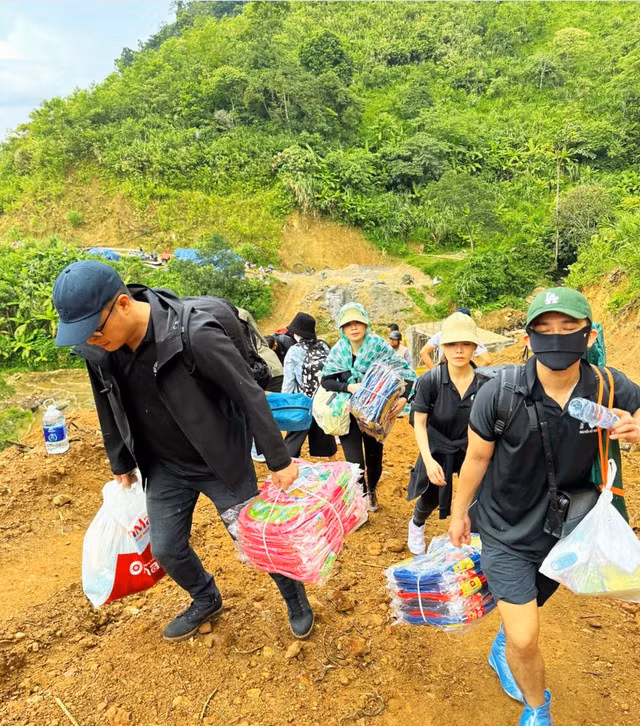 Các bạn trẻ từ TP.HCM mang tập vở đến với trẻ em Nam Trà My. Ảnh: Diệu Mi