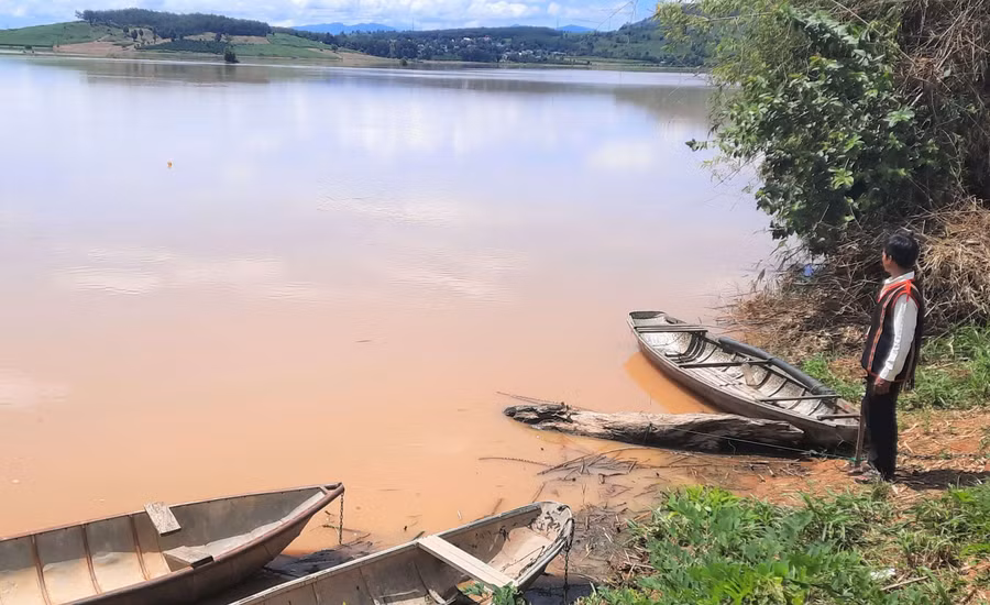 Bến sông làng Kroong Klah, nơi A Mlưn và dân làng thường chèo thuyền độc mộc đánh bắt cá. Ảnh: VN