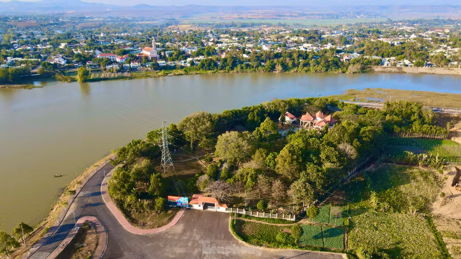 Gò đất trong khuôn viên Ngục Kon Tum là dấu tích lịch sử mà thực dân Pháp bắt các tù nhân chính trị bị giam phải lao động khổ sai để đắp thành mố cầu bắc qua sông Đăk Bla. Tuy nhiên, năm 1993, UBND tỉnh Kon Tum cấp phép BQL các công trình điện (thuộc Cty Điện lực 3) trồng một trụ điện trên khu vực gò đất. Việc xây dựng trụ điện xâm hại Di tích lịch sử văn hóa quốc gia. Gò đất trong khuôn viên Ngục Kon Tum là dấu tích lịch sử mà thực dân Pháp bắt các tù nhân chính trị bị giam phải lao động khổ sai để đắp thành mố cầu bắc qua sông Đăk Bla. Tuy nhiên, năm 1993, UBND tỉnh Kon Tum cấp phép BQL các công trình điện (thuộc Cty Điện lực 3) trồng một trụ điện trên khu vực gò đất. Việc xây dựng trụ điện xâm hại Di tích lịch sử văn hóa quốc gia.