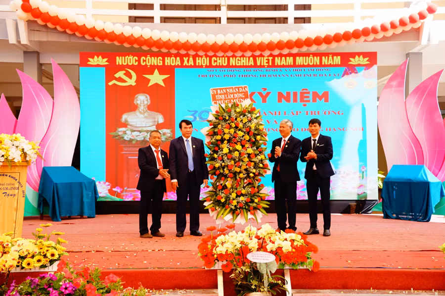 Đồng chí Phạm S - Phó Chủ tịch UBND tỉnh, tặng hoa chúc mừng thầy và trò nhà trường