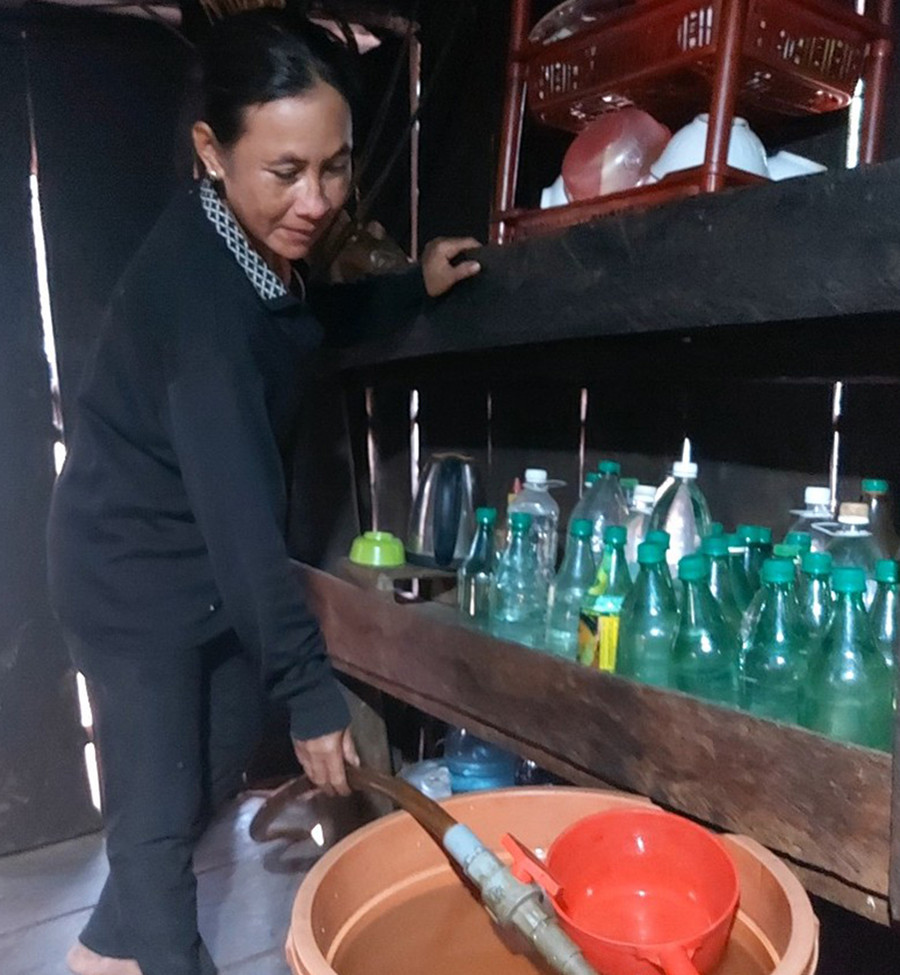 Chị Hoăn (làng Chợch) phải tận dụng mọi vật dụng để đựng nước trong mùa khô. Ảnh: Thiên Di