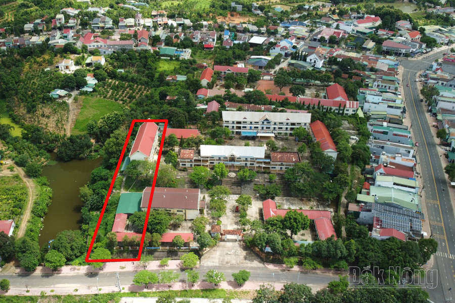 Trường THPT Krông Nô có cơ sở vật chất khá xuống cấp và dãy nhà mới được đầu tư cách đây ít năm đang bị sụt lún Trường THPT Krông Nô có cơ sở vật chất khá xuống cấp và dãy nhà mới được đầu tư cách đây ít năm đang bị sụt lún