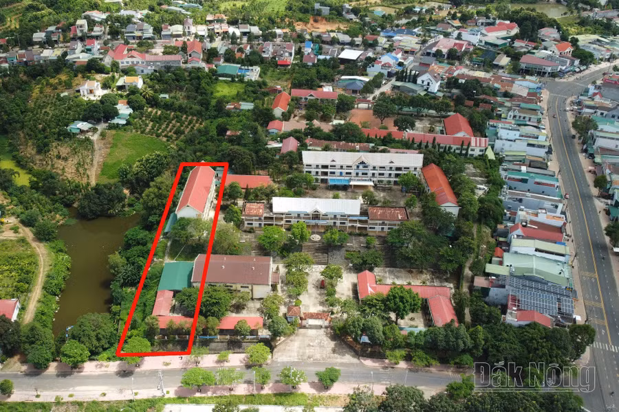 Trường THPT Krông Nô có cơ sở vật chất khá xuống cấp và dãy nhà mới được đầu tư cách đây ít năm đang bị sụt lún