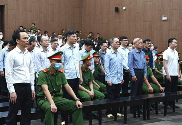 Các bị cáo tại phiên tòa. Ảnh: Nam Anh Các bị cáo tại phiên tòa. Ảnh: Nam Anh