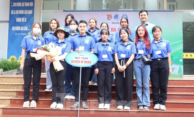 Một đội hình tham gia chiến dịch Mùa hè xanh chụp ảnh lưu niệm tại lễ ra quân Một đội hình tham gia chiến dịch Mùa hè xanh chụp ảnh lưu niệm tại lễ ra quân