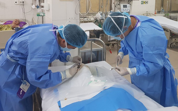 Ê-kíp bác sĩ lấy giác mạc mà Nguyễn Võ Anh Tuấn hiến tặng.