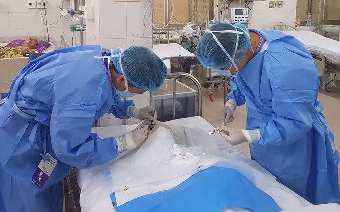 Ê-kíp bác sĩ lấy giác mạc mà Nguyễn Võ Anh Tuấn hiến tặng.