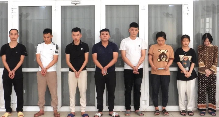 Nhóm lừa đảo bị công an bắt giữ. (Ảnh: Công an cung cấp) Nhóm lừa đảo bị công an bắt giữ. (Ảnh: Công an cung cấp)