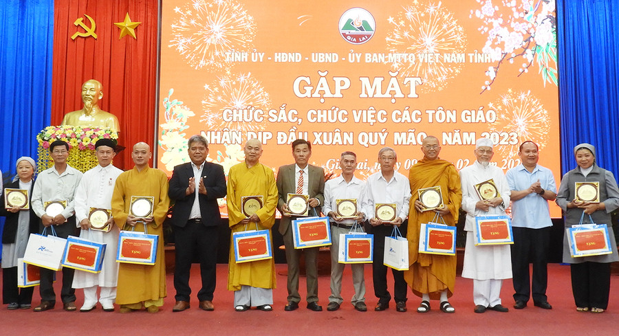 Lãnh đạo tỉnh tặng quà các đại biểu chức sắc, chức việc đại diện các tôn giáo trên địa bàn tỉnh dự buổi gặp mặt thân mật nhân dịp Xuân Quý Mão năm 2023. Ảnh: Thanh Nhật