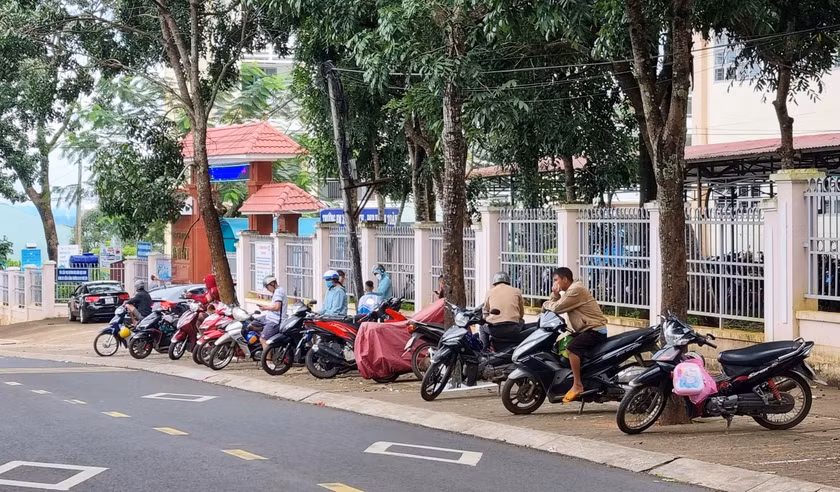 Đầu tư lắp đặt hệ thống camera giám sát tại các khu vực gần cổng trường học. Ảnh: Hà Phương