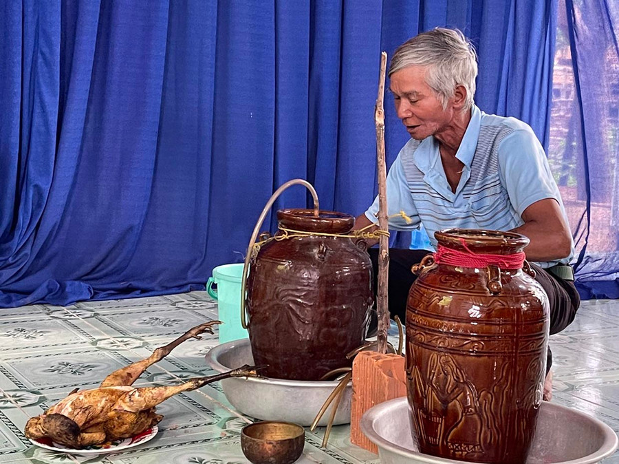 Thầy cúng Nay Kai thực hiện nghi thức cúng kết nghĩa. Ảnh: Vũ Chi Thầy cúng Nay Kai thực hiện nghi thức cúng kết nghĩa. Ảnh: Vũ Chi