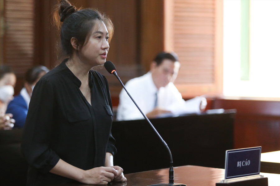Nguyễn Ngọc Mai Phương (39 tuổi, cựu kế toán trưởng Trường THCS Giồng Ông Tố) bị tuyên 8 năm tù về tội “tham ô tài sản”. Ảnh: Nhật Thịnh Nguyễn Ngọc Mai Phương (39 tuổi, cựu kế toán trưởng Trường THCS Giồng Ông Tố) bị tuyên 8 năm tù về tội “tham ô tài sản”. Ảnh: Nhật Thịnh
