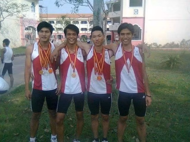 Thầy Lâm (ngoài cùng bên trái) với nhiều thành tích ở bộ môn điền kinh. Ảnh: NVCC